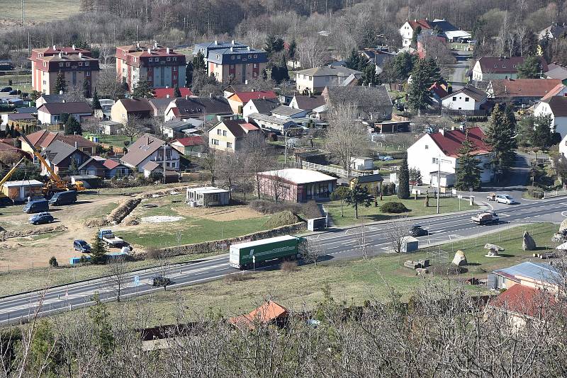 Zelená je místní částí Málkova. I ji rozděluje rušná silnice I/ 13.