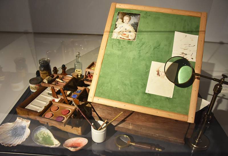 Vzestupy a pády portrétní miniatury ukazuje unikátní výstava v chomutovském muzeu. Součástí jsou výsledky špičkového vědeckého výzkumu, který umožnil nahlédnout pod povrch miniaturních děl.