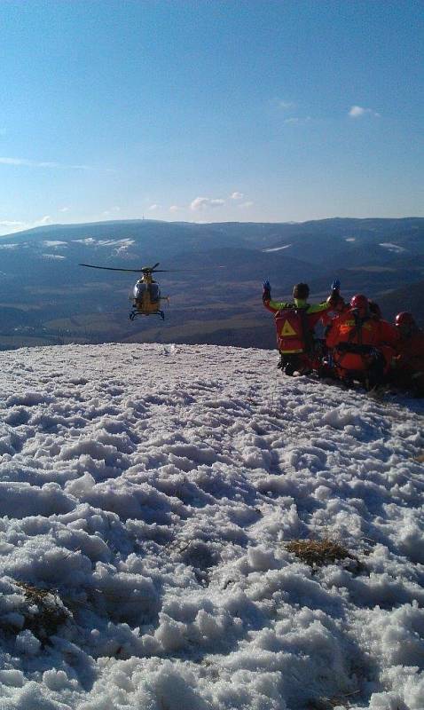 Zásah hasičů u zraněného paraglidisty.