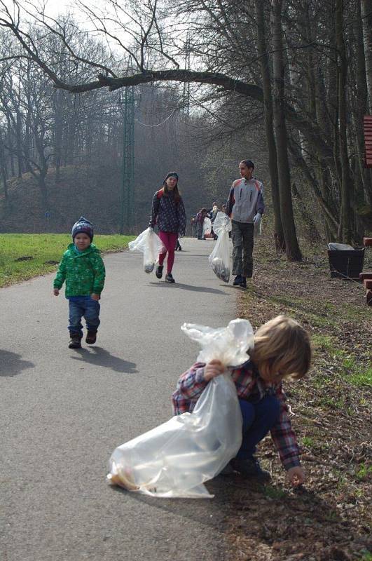 Skauti i veřejnost se vydali uklidit Bezručovo údolí.