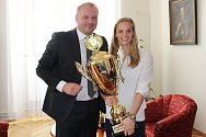 Plavkyně a reprezentantka Simona Kubová v kanceláři primátora Marka Hrabáče převzala trofej za nejúspěšnějšího sportovce měsíce dubna.
