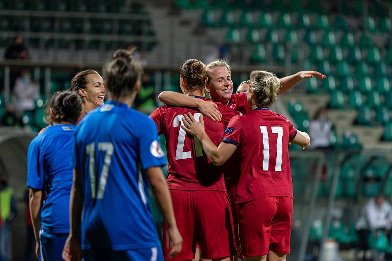 Kvalifikační utkání ve fotbale dnes odehrály v Chomutově ženy reprezentace ČR proti soupeři z Azerrbajdžánu. Výsledek utkání 3:0. (27.10.2020)