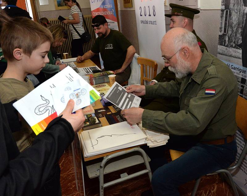 Na Sřední zdravotnické škole v Chomutově proběhla za účasti dětí a rodičů soutěž Rodiné zápolení s kozou Rozou.