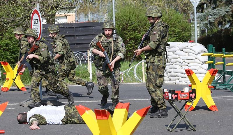 Cvičení aktivních záloh Hradba v rozvodně vysokého napětí u Kadaně