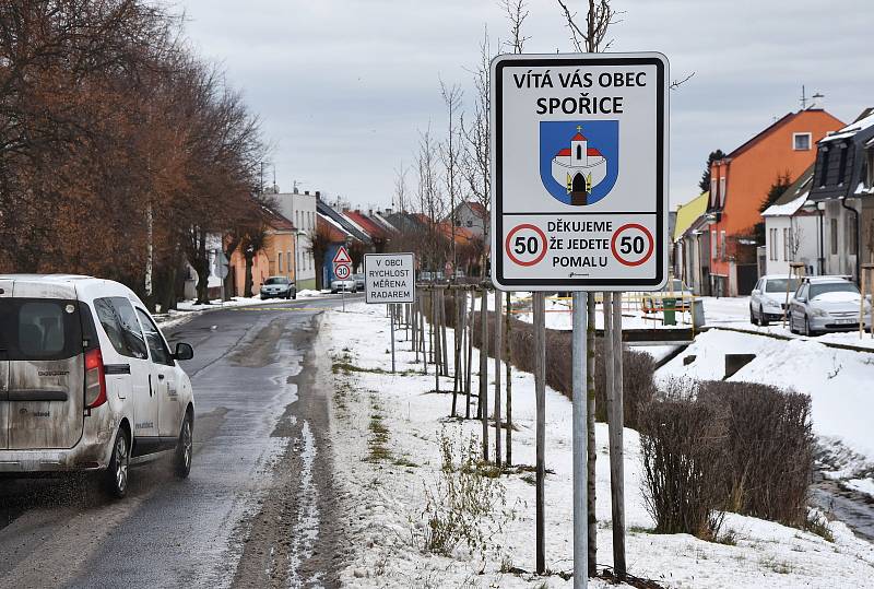 Obec dělá vše pro to, aby řidiči zpomalili. Směrem od Chomutova jsou přes silnici položené tři retardéry, rychlost měří radar.