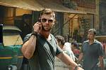 Chris Hemsworth v akčním snímku Extraction. Pokračování se bude natáčet i na Chomutovsku, herec několik týdnů nacvičuje bojové choreografie, aby si i nebezpečné akce mohl zahrát sám.