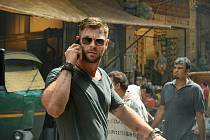 Chris Hemsworth v akčním snímku Extraction. Pokračování se bude natáčet i na Chomutovsku, herec několik týdnů nacvičuje bojové choreografie, aby si i nebezpečné akce mohl zahrát sám.