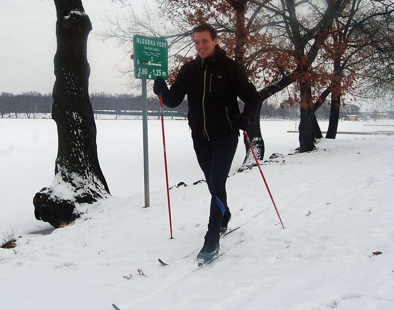 PROTÁHNOUT si tělo na běžkách se na Kamencové jezero vydal také Tomáš Hudák.