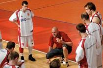 Basketbalisté BK Chomutov s trenérem M. Doksanským.