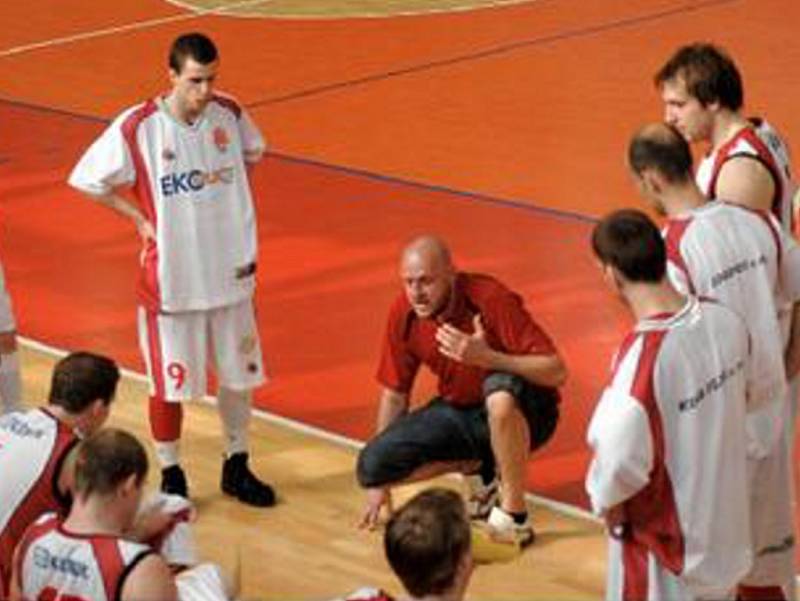 Basketbalisté BK Chomutov s trenérem M. Doksanským.