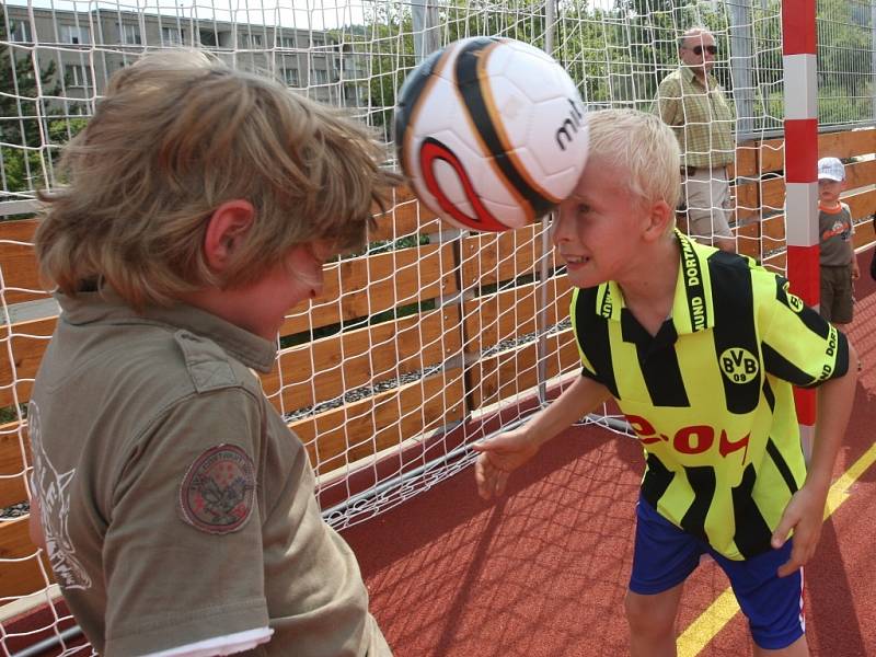 Děti v Kadani se dočkaly nového víceúčelového hřiště u tamního DDM Šuplík, oficiální zprovoznění bylo spojeno s řadou soutěží