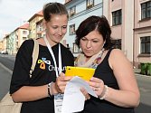 DOTAZOVÁNÍ probíhá prostřednictvím on-line dotazníků, ale také na ulici. Na snímku vlevo je „tazatelka“ Lucie Škubová.