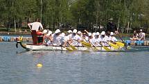 Závody dračích lodí na Kamencovém jezeře v Chomutově, 2009.