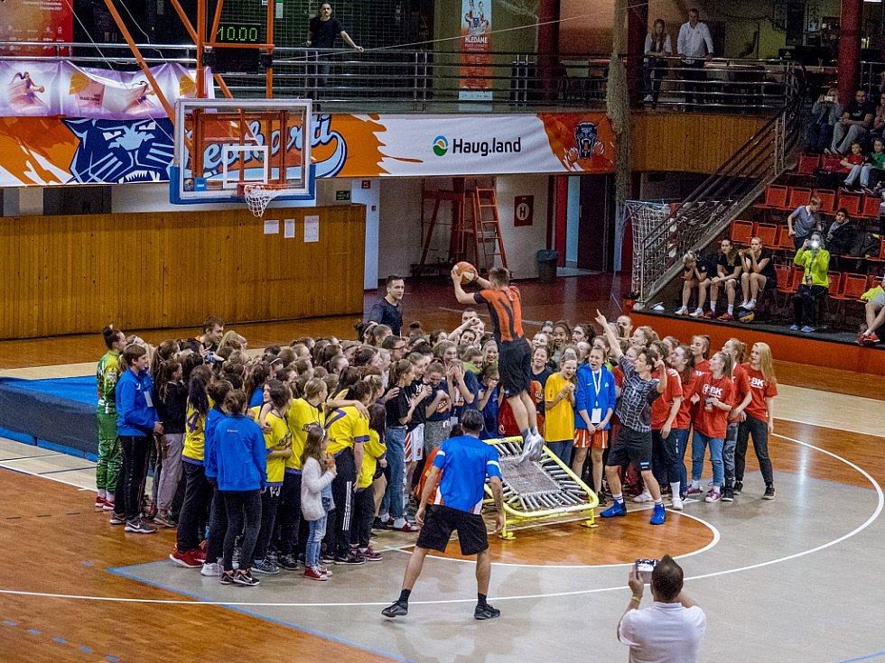 Chomutovský deník | Mistrovství ČR U14 v basketbalu dívek v Chomutově |  fotogalerie