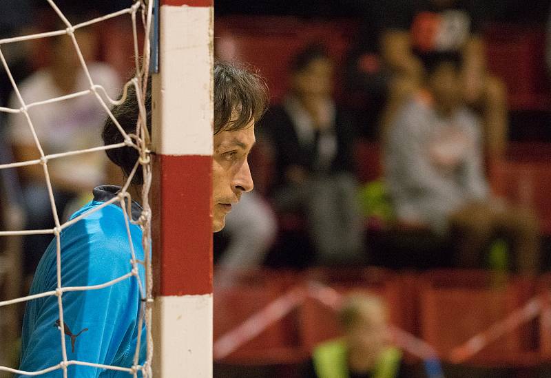 V chomutovské městské sportovní hale se dnes odehrál futsalový zápas Česko - Srbsko s výsledkem 3:4. Odveta se hraje za 14 dní v Srbsku.