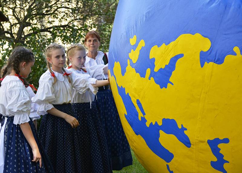 Studenti valili globus Kadaní k hradbám hradu