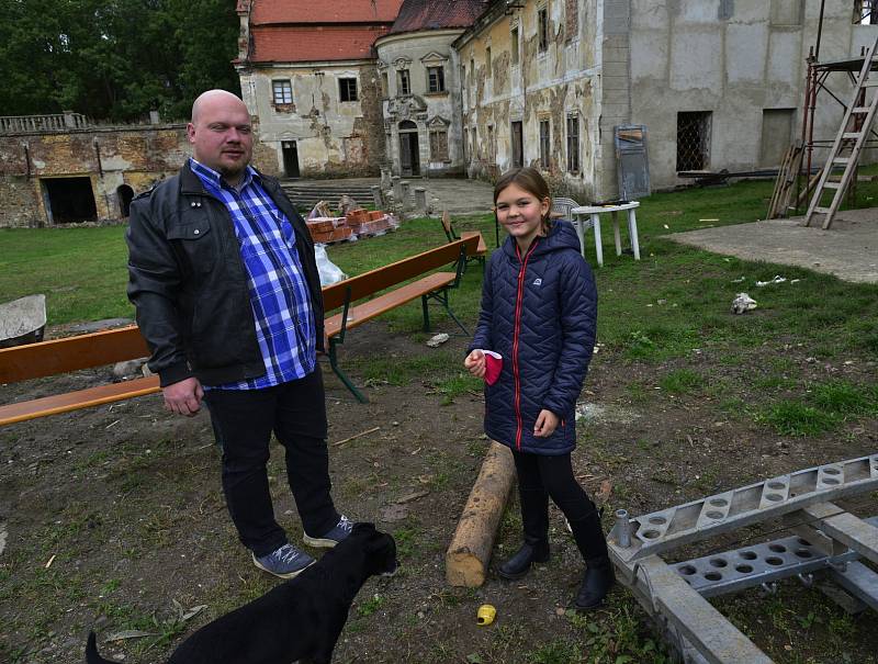 Oprava zámku v Polácich s novím majitelem.Zámek je poněkud zaostalý a nový majitel do dvaceti let by chtěl zámek přivést do původní podoby.