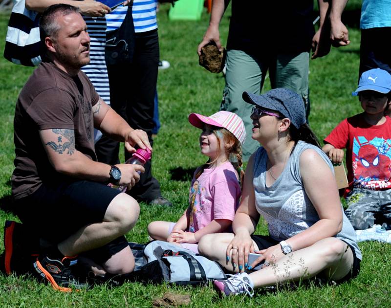 Pozor, letí lejno. V Hořenicích se konal druhý ročník mistrovského závodu v hodu kravincem