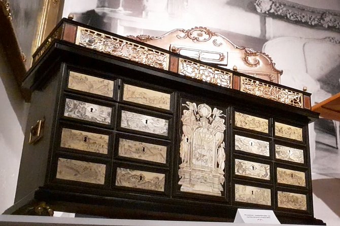 Mezi vzácné a jedinečné exponáty patří renesanční sekretář vykládaný slonovinou, který zřejmě pochází ze Španělska. Patřil k vybavení na zámku Červený Hrádek.
