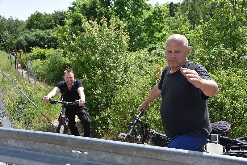 Cyklisté na pár let přišli o cyklostezku. Napojují se na ní za plotem staveniště nad dopravním podnikem. Musí ale přenášet kola přes svodidla.