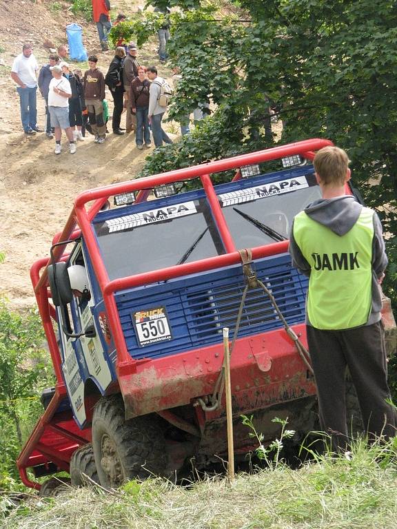 Vmáčkne se auto mezi dvě předpisově vzdálené plaňky? Komisař bedlivě sleduje, zda se nezlomí. 