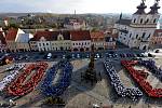 Na náměstí v Kadani vytvořili studenti a žáci škol živý obraz ke stoletému výročí Československa.