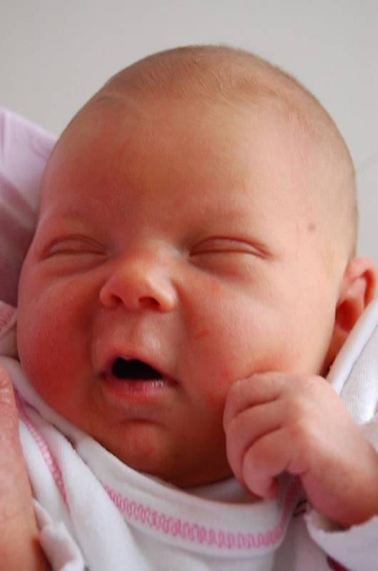 Prchavý úsměv na tvářičce vykouzlila Johanka Kienastová, která se narodila Lence Drábkové. Na svět přišla 31. 3. ve 3:59 hodin v chomutovské porodnici, měřila půl metru a vážila 3,3 kg.