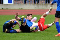 Fotbalisté Kadaně (v modrém) mají ze tří jarních duelů devět bodů.