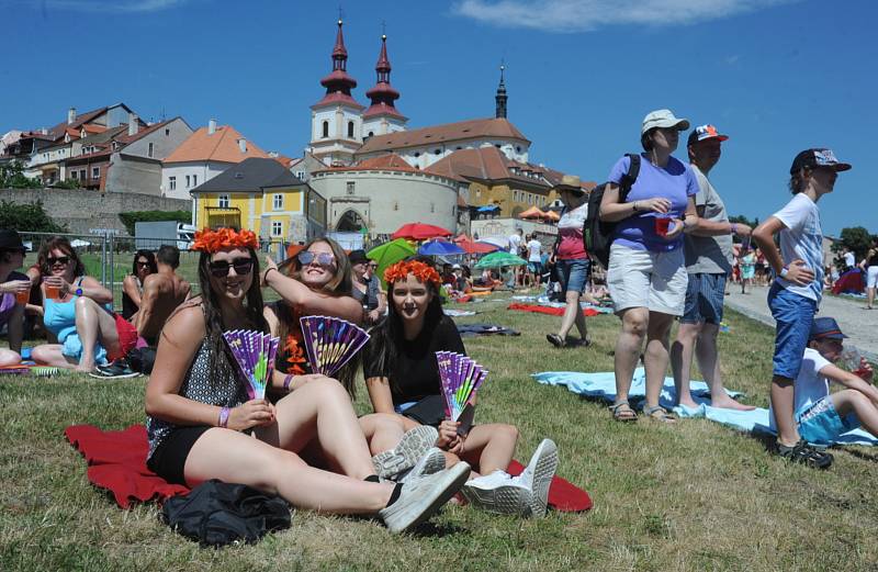 Nechyběly festivalové rekvizity - květinové věnečky a vějíře šly na dračku.