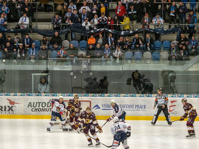 Chomutov (v bílém) versus Jihlava.