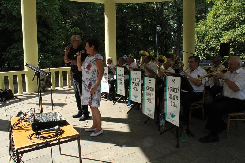 V Městském parku v Chomutově vyhrával Hornický dechový orchestr Severočeských dolů.