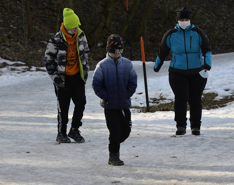 Nádherné počasí přilákalo do okolí Kamencového jezera a vodní nádrže Banda spoustu lidí. Relaxovali i v Bezručově údolí a v Domovině vedle zavřeného dětského hřiště.