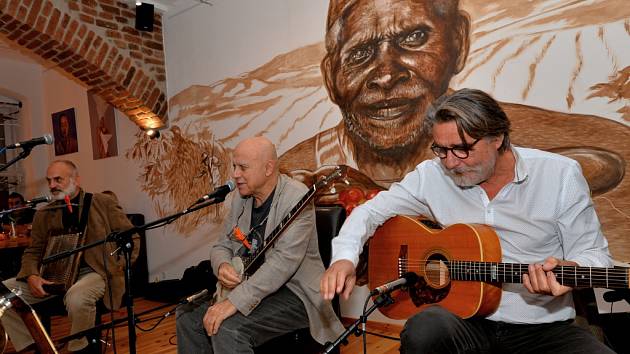 Koncert Banjo bandu Ivana Mládka v chomutovské pražírně Café Jaques