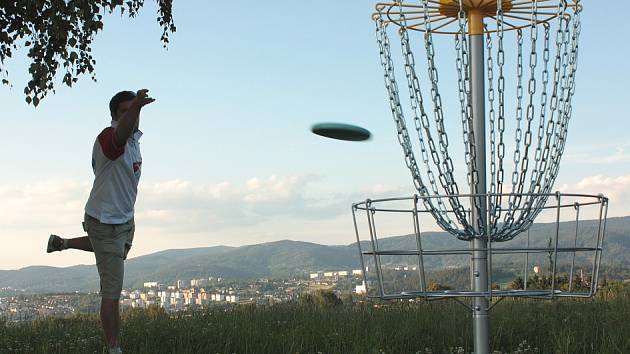 Discgolf je aktivita pro všechny generace bez rozdílu věku. Výhodou hřišť je jejich velká životnost a minimální údržba, oblíbenými místy na výstavbu bývají veřejné parky nebo lesoparky.