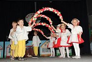 Při festivalu Mateřinka šikovné děti tančí a zpívají