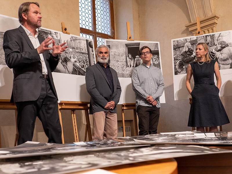 Fotograf Miroslav Rada slavnostně zahájil výstavu svých fotografií v prostorách Senátu.