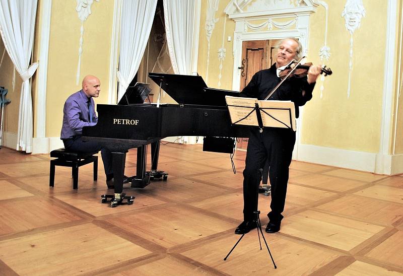 Zámek Červený Hrádek zažil koncertní lahůdku. Koncert legendárního Václava Hudečka.