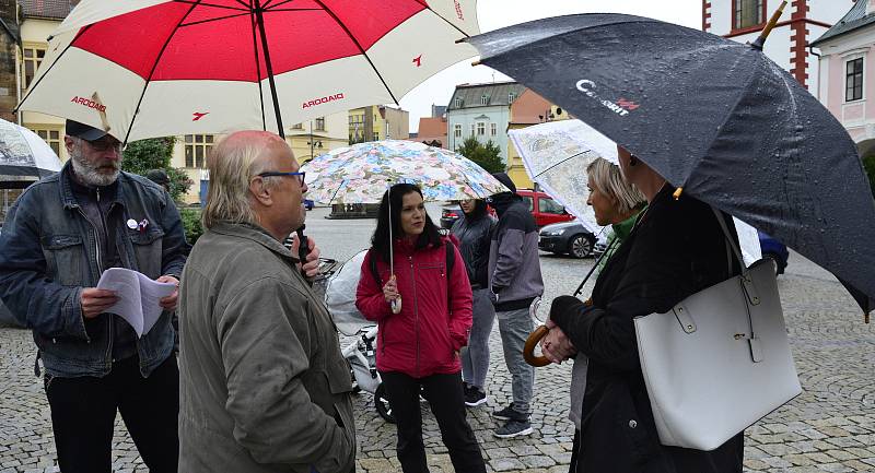 Na náměstí 1.Máje v Chomutově se při demonstraci sešlo kolem třiceti lidí, kteří nesouhlasí s nošením roušek a činností vlády.