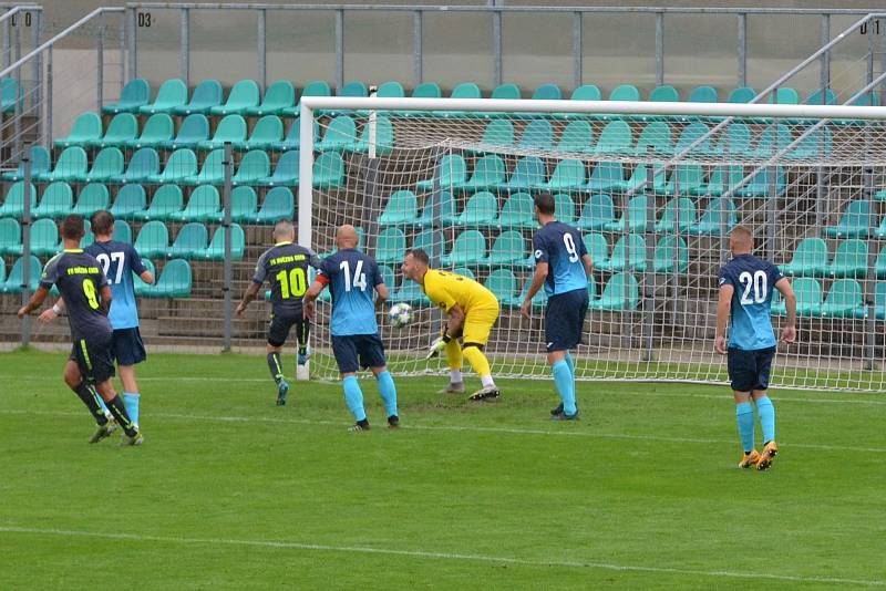 Chomutov (v modrém) v duelu s Chebem pokřil nové dresy. Byla z toho výhra 6:1.