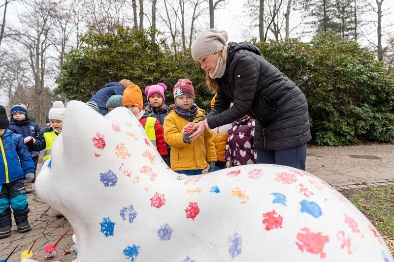 Děti z mateřských školek zdobily vánoční park v Chomutově.