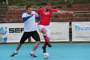 1.Letní futsalová liga CHLMF - Benfika Chomutov versus Katalánci Most 0:2. Hráči Mostu jsou v bílém.