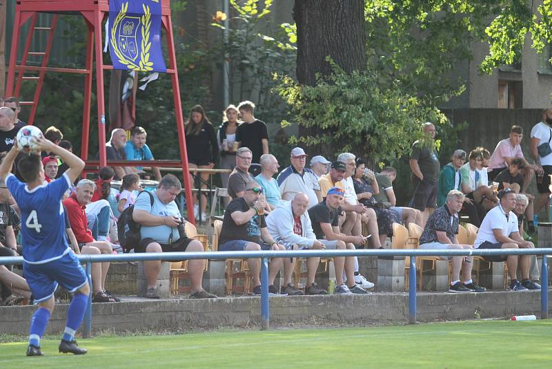 V Proboštově se na zápas s Juniorem Děčín přišlo podívat parádních 350 diváků.