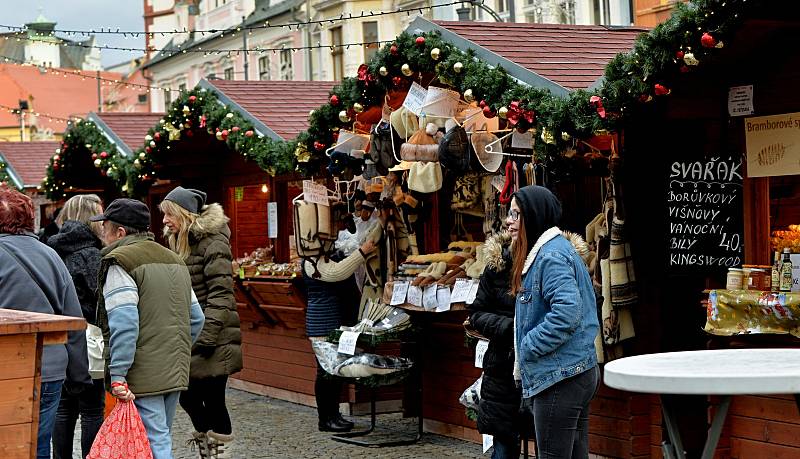 Adventní trhy v Chomutově a koncert v kostele sv. Kateřiny, kde vystoupil Pěvecký sbor Anonym.