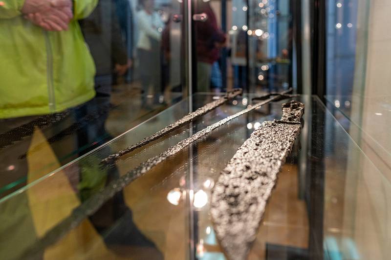 Výstava s názvem Mezi křížem a kalichem v chomutovském muzeu