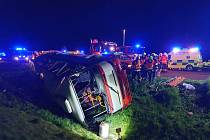 Hasiči, záchranáři a policisté cvičili na D7 u Nezabylic zásah u hromadné dopravní nehody.