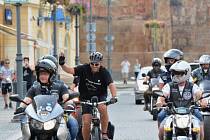 JE TADY. Na náměstí 1. máje Lubomíra doprovodili motorkáři z Droužkovic. Ti ho také vyprovázeli na cestu. 