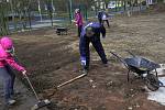 Členové rodiny Chmelíkových uklízeli v rámci jarních brigád prostranství u softbalového hřiště.