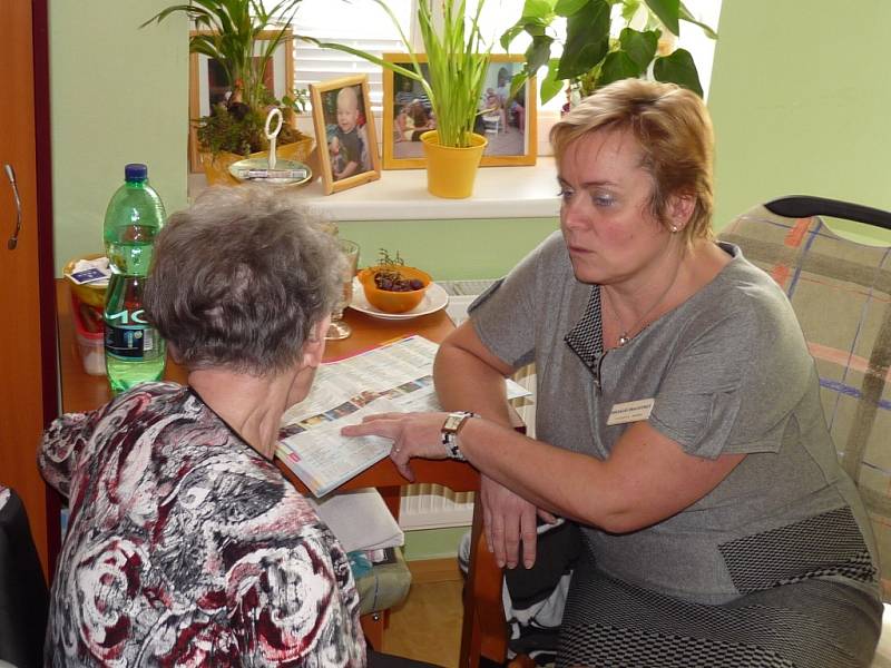 Pavlína Vildová pomáhá seniorům úplně se vším. S klienty je ve stálém kontaktu. Když je potřeba něco zařídit, vyzvednout, poradit nebo si jen popovídat, mohou se na ní kdykoliv obrátit.