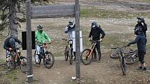 Na nejvyšší krušnohorském kopci se letos poprvé spustila lanovka. Slouží hlavně cyklistům, zároveň se totiž otevřel klínovecký trail park. Sobota 22. května