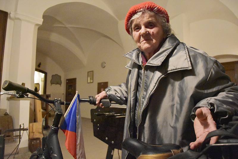 Nejstarší návštěvnicí pivnice byla 82letá Jaroslava Kurková, která přijela na kole. "Přijela jsem pana starostu podpořit, protože je činorodý a o město se stará," pochválila. "Chtěla jsem si také postěžovat na chování jednoho podnikatele u nás na Céčku. J